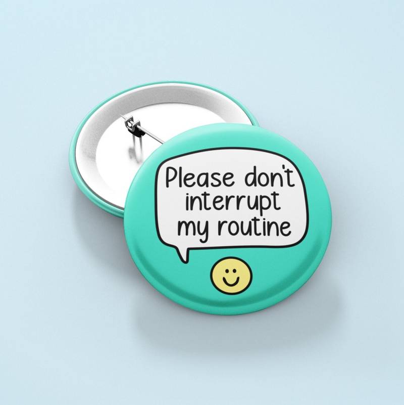 Bitte Unterbrechen Sie Nicht Meine Routine Badge Pin | Pins - Unikat von PawsitivePins