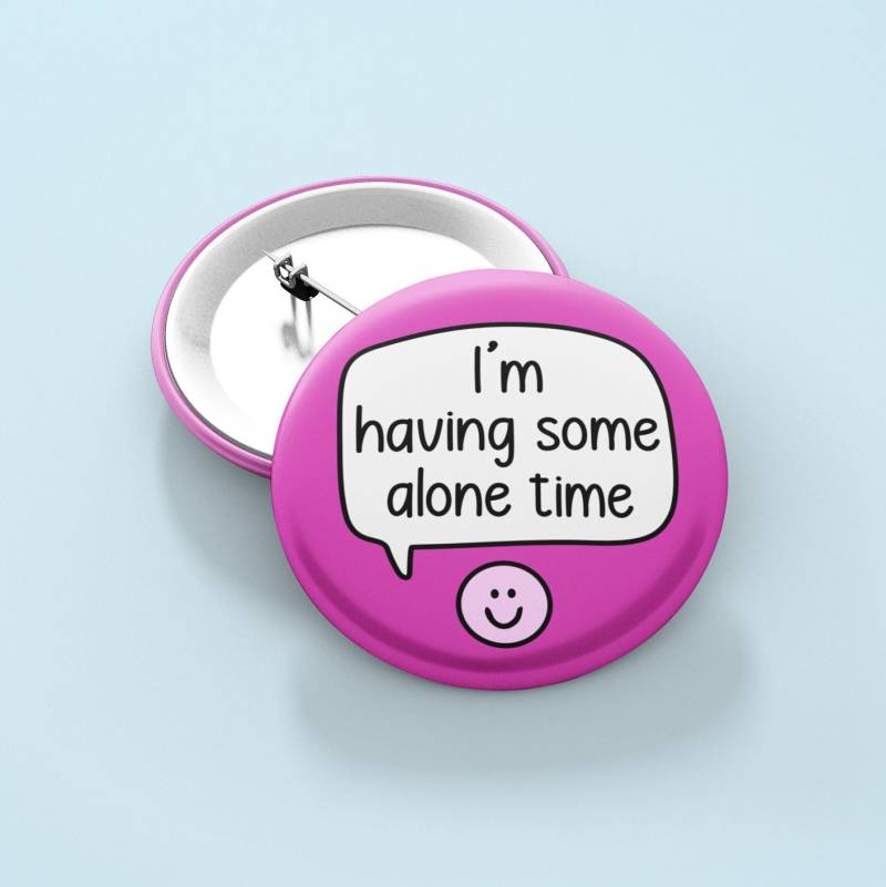 Pin-Abzeichen „I'm Have Some Alone Time" | Gib Mir Raum - Auszeit von PawsitivePins