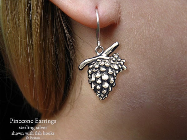 Kiefer Kegel Ohrringe Sterling Silber Hand Geschnitzt & Gegossen, Fisch Haken Oder Post Baum Pinecone von PaxtonJewelry