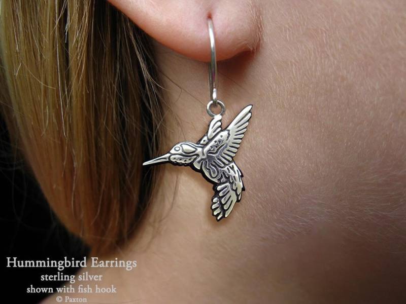 Kolibri Ohrringe Sterling Silber Hand Geschnitzt & Gegossen Fisch Haken Oder Post von PaxtonJewelry