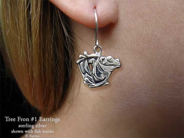 Laubfrosch 1 Ohrringe Sterling Silber Hand Geschnitzt & Gegossen Fischhaken Oder Post von PaxtonJewelry