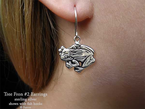 Laubfrosch 2 Ohrringe Sterling Silber Hand Geschnitzt & Gegossen Fischhaken Oder Post von PaxtonJewelry