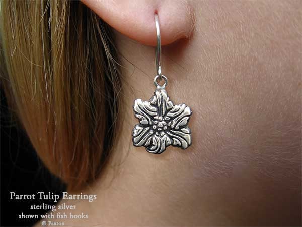 Papagei Tulpe Blume Ohrringe Sterling Silber Hand Geschnitzt & Gegossen Fisch Haken Oder Post von PaxtonJewelry