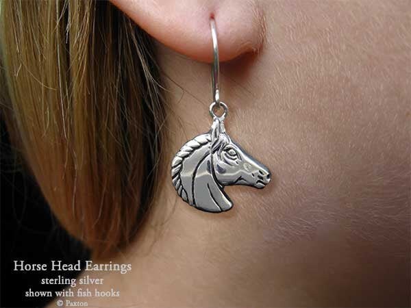 Pferdekopf Ohrringe Sterling Silber Hand Geschnitzt & Gegossen Fischhaken Oder Post von PaxtonJewelry