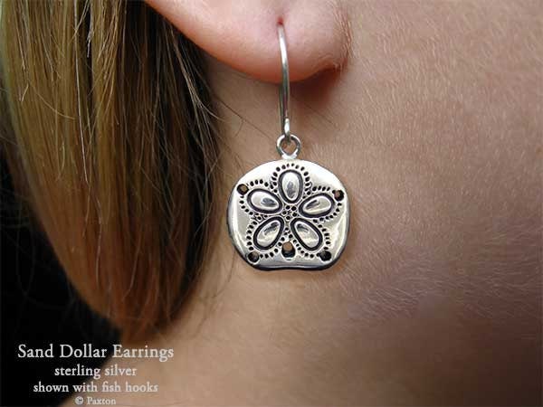 Sanddollar Ohrringe Sterling Silber Hand Geschnitzt & Gegossen Fischhaken Oder Post von PaxtonJewelry