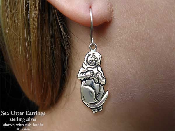 Sea Otter Ohrringe Sterling Silber Hand Geschnitzt & Gegossen Fischhaken Oder Post von PaxtonJewelry