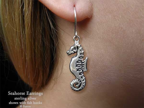 Seepferdchen Ohrringe Sterling Silber Hand Geschnitzt & Gegossen Fischhaken Oder Post von PaxtonJewelry