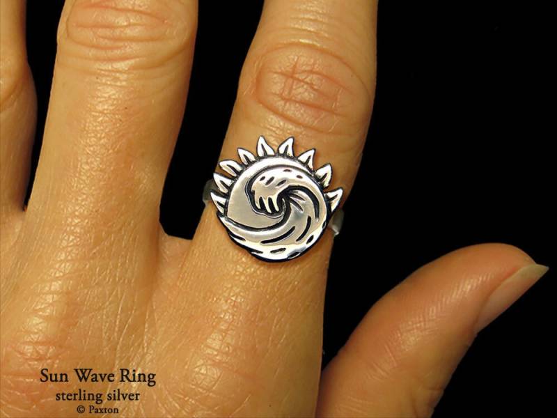 Sun Wave Ring Sterling Silber Ozeanwelle Vor Sonne von PaxtonJewelry