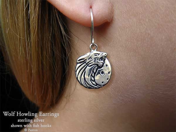 Wolf Ohrringe Sterling Silber Howling Mit Mond Hand Geschnitzt & Gegossen Fischhaken Oder Post von PaxtonJewelry