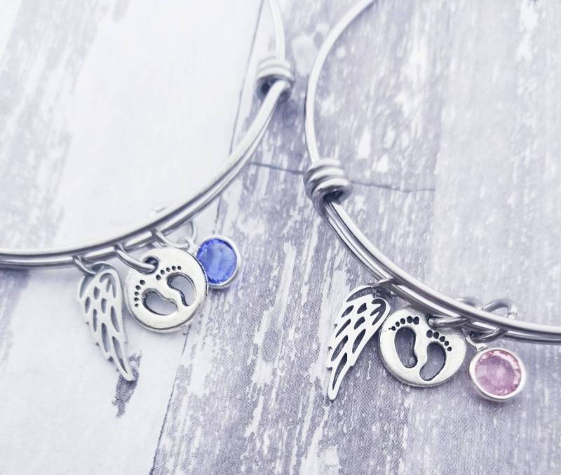 Baby Gedenk-Armband Edelstahl, Geburtsstein, Engelsflügel Anhänger von PaytonLeighTreasures