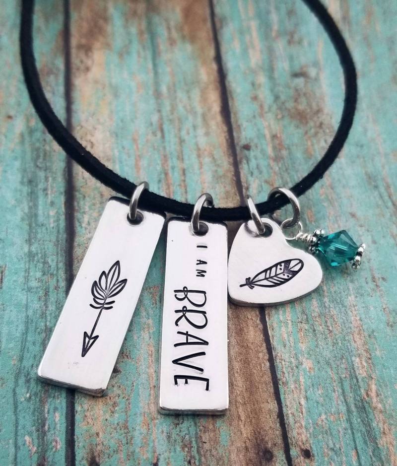 Ich Bin Mutig Kette Feder Pfeil Anhänger, Tochter Geschenk Ich Bin Mutig Kette Feder Pfeil Anhänger, Tochter Geschenk von PaytonLeighTreasures