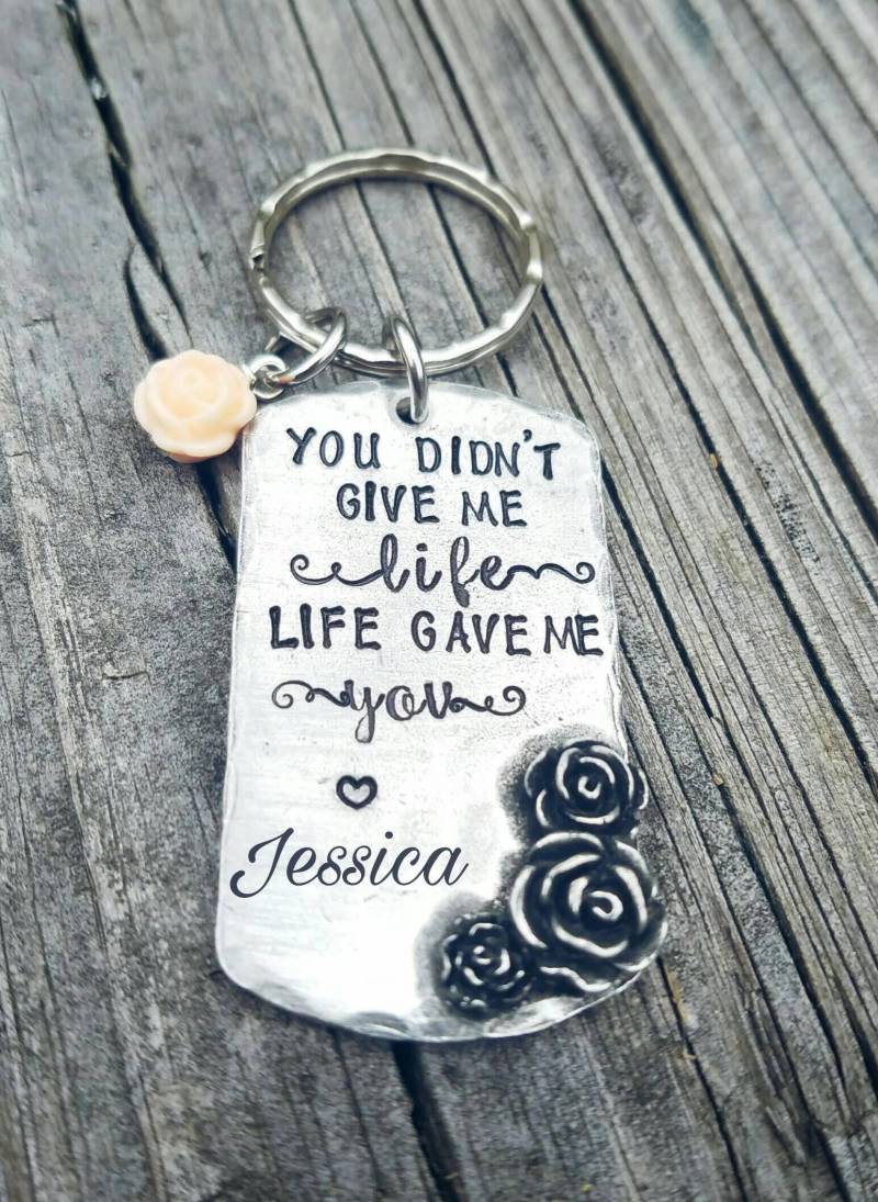 Personalisierte Zinn Schlüsselbund - Bonus Mom Geschenk Mit Rose Anhänger von PaytonLeighTreasures