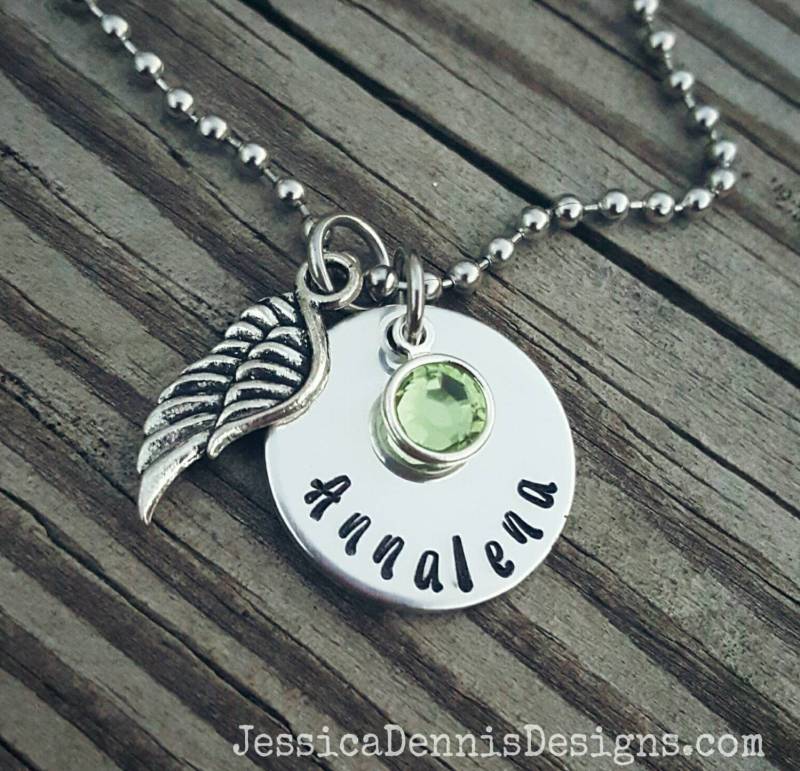 Personalisierte Halskette Handgestempelter Name, Geburtsstein, Engelsflügel von PaytonLeighTreasures