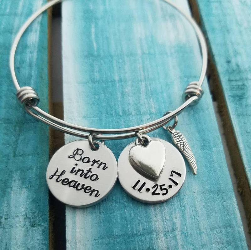 Fehlgeburt Geschenk - Totgeburt Baby Gedenkschmuck Verstellbarer Armreif Handgestempelter Schmuck in Den Himmel Geboren Armband von PaytonLeighTreasures