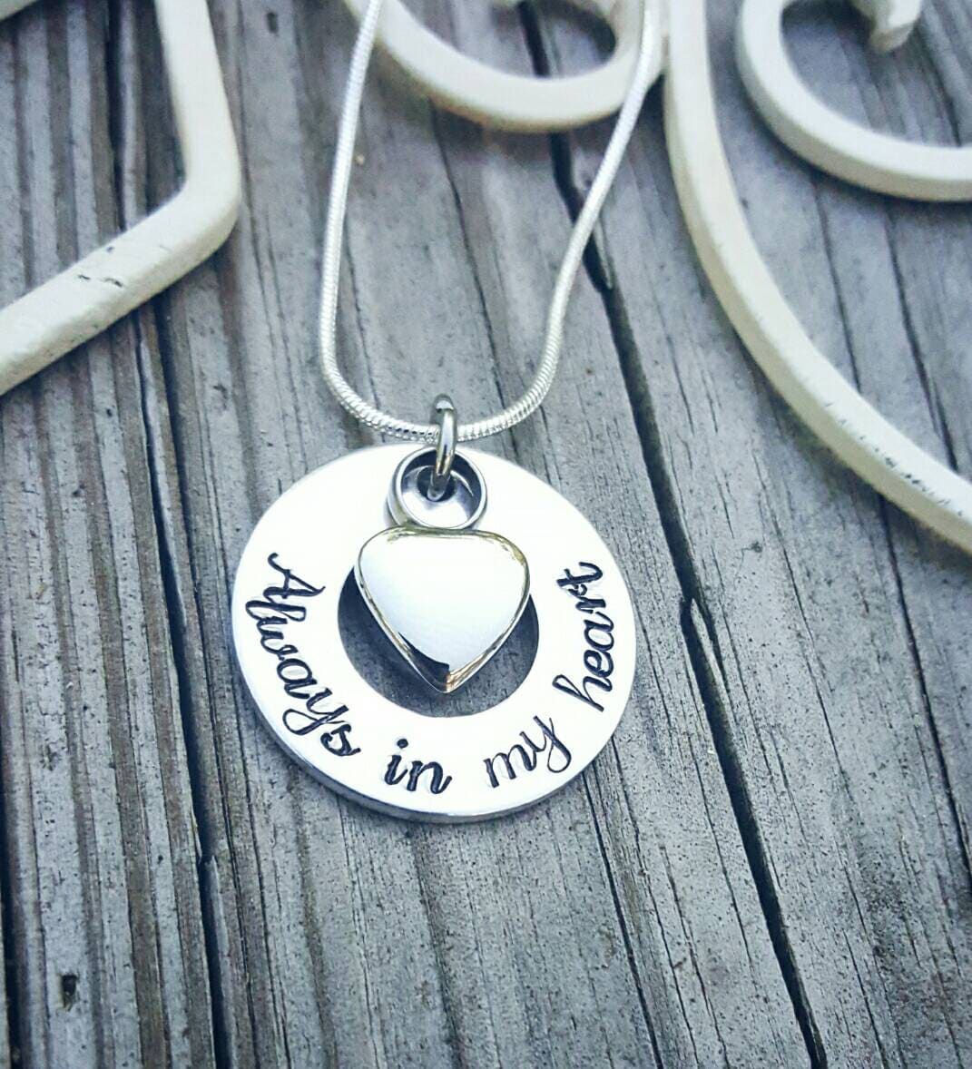 Hand Gestempelt Urne Halskette Immer in Meinem Herzen, Gedenkschmuck von PaytonLeighTreasures