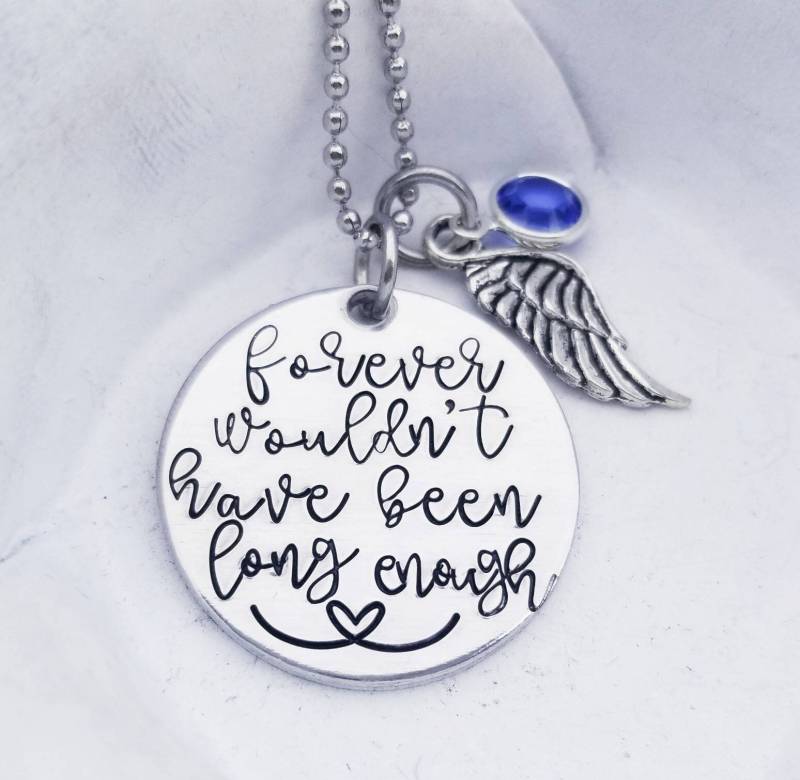 Erinnerungshalskette Engelsflügel, Swarovski Geburtsstein, Handgestempelte Scheibe von PaytonLeighTreasures