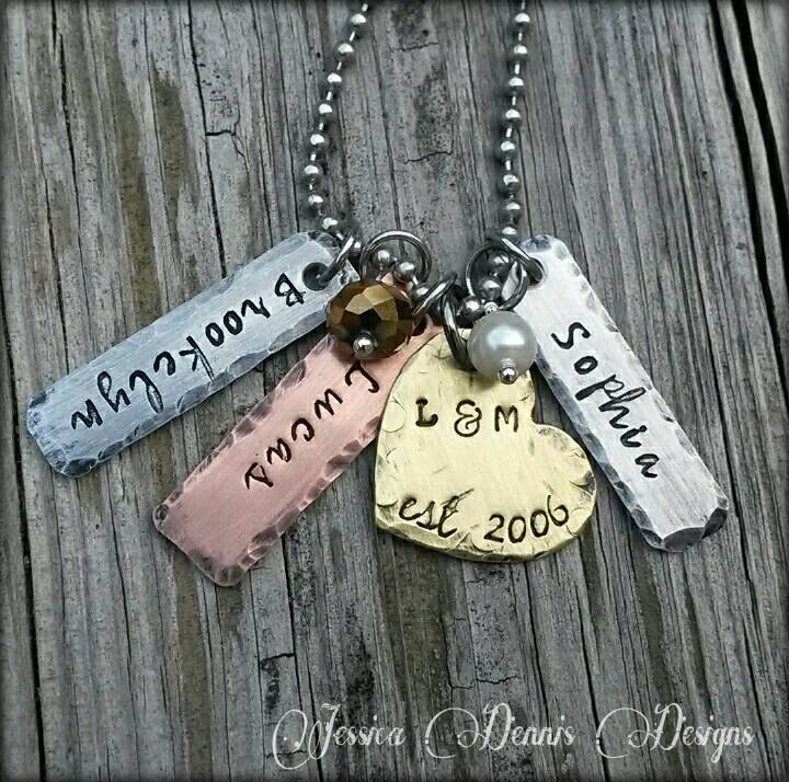 Personalisierte Mixed Metals Familien Halskette Handgestempelte Namen & Datum von PaytonLeighTreasures