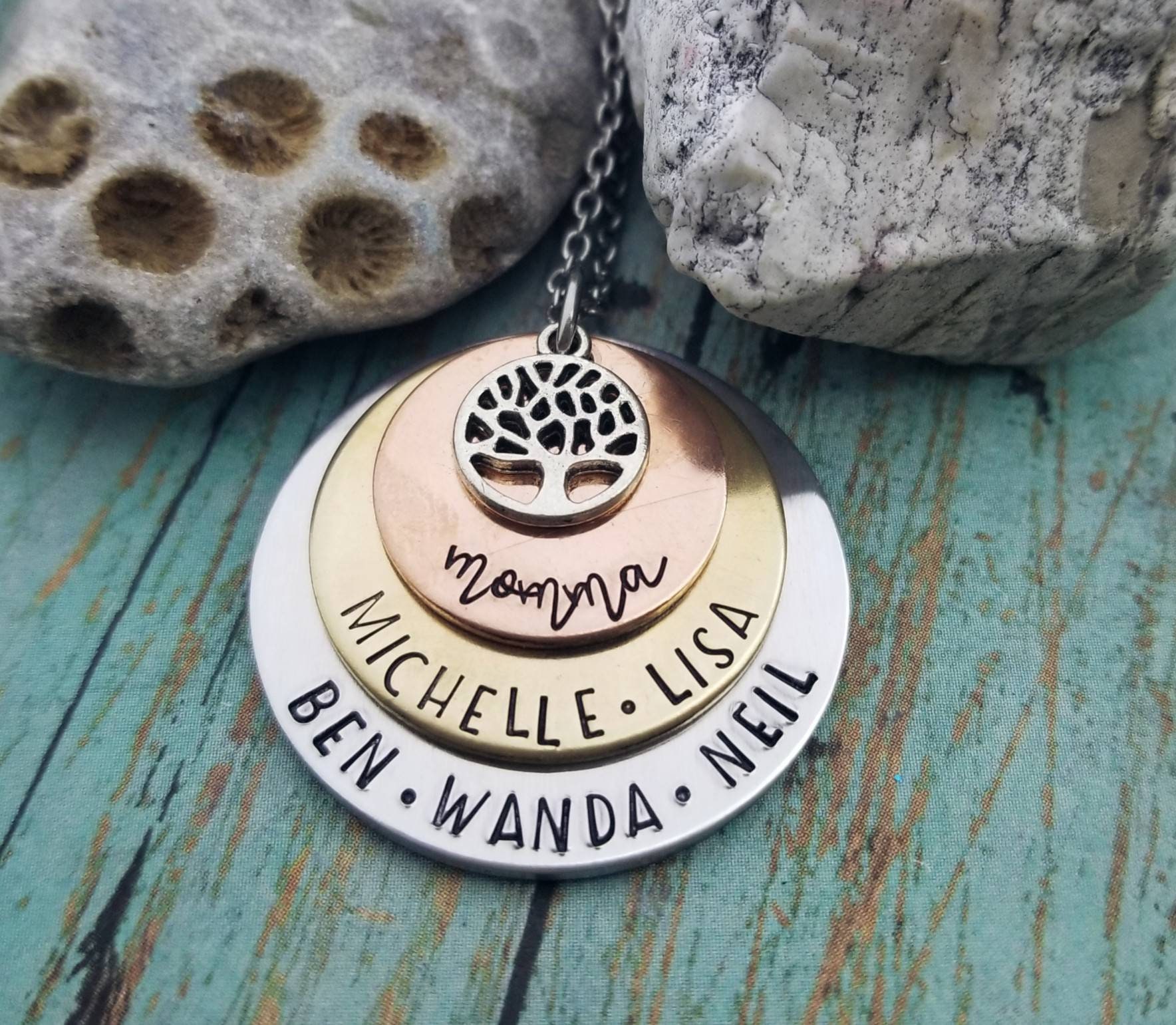 Personalisierte Stammbaum-Halskette Gestapelte Gemischte Metalle Mom Halskette von PaytonLeighTreasures