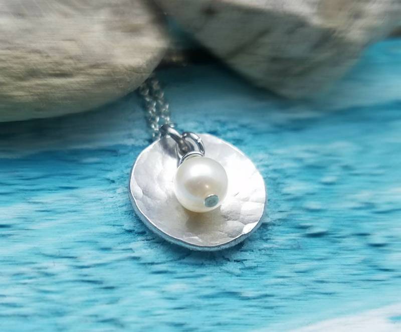 Handgemachte Zierliche Perlenkette Silber Gehämmert, Brautjungfer Schmuck von PaytonLeighTreasures