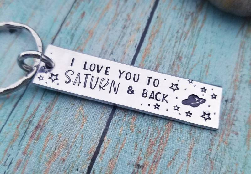 Ich Liebe Dich Bis Saturn Und Zurück Gestempelt Schlüsselanhänger - Geldbörse Tag- Tochter Geschenke Für Sie -Sohn Geschenk Benutzerdefinierte von PaytonLeighTreasures