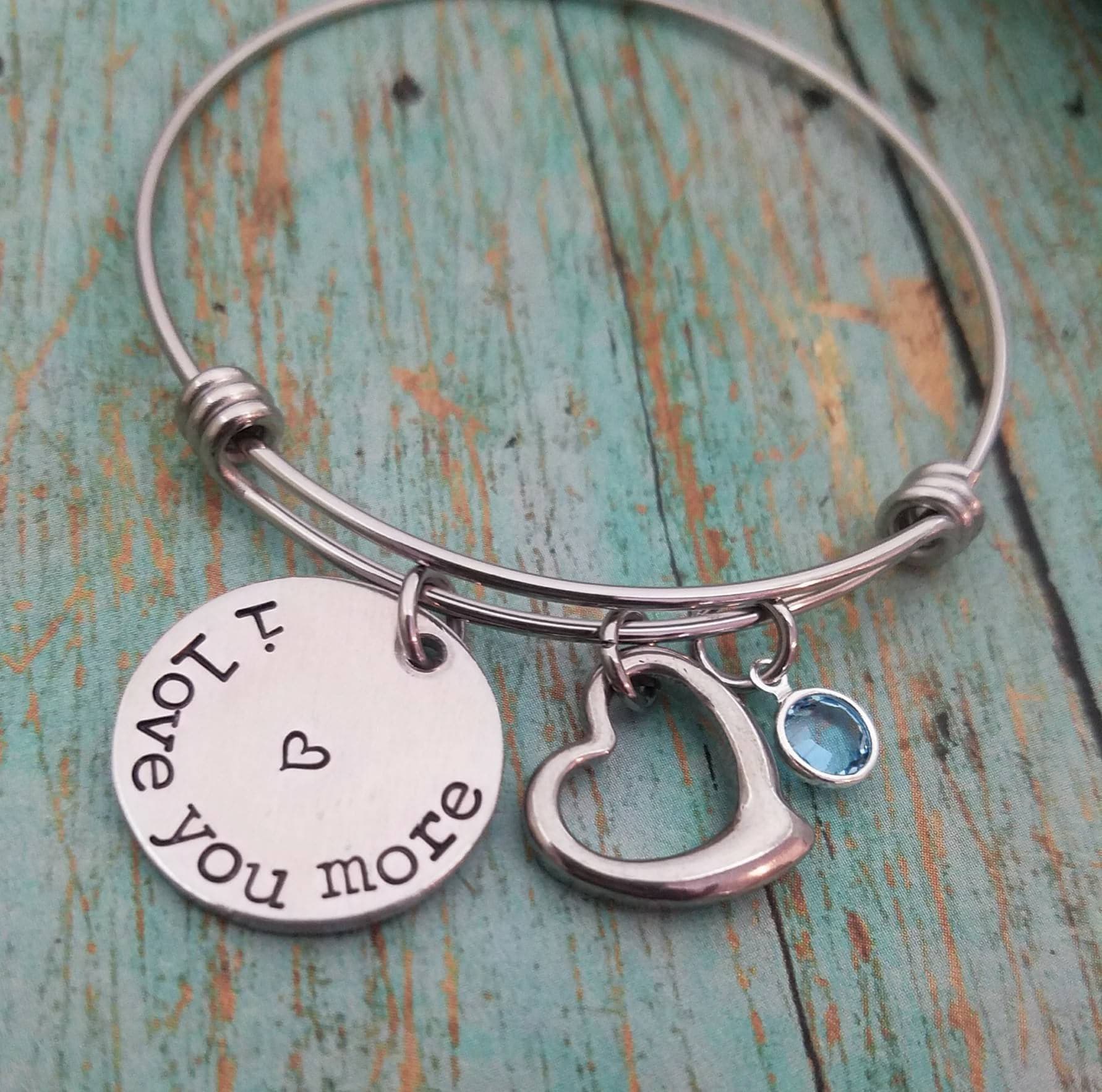 Handgestempeltes Armband "I Love You More' Verstellbarer Armreif Mit Geburtsstein von PaytonLeighTreasures