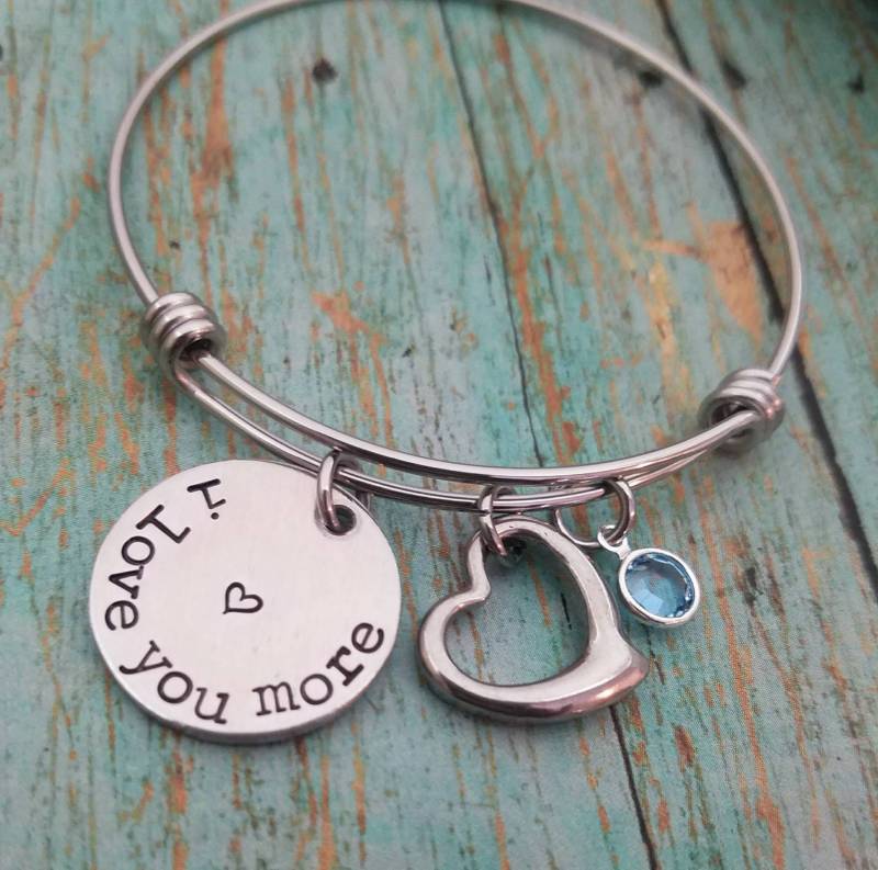 Handgestempeltes Armband "I Love You More' Verstellbarer Armreif Mit Geburtsstein von PaytonLeighTreasures