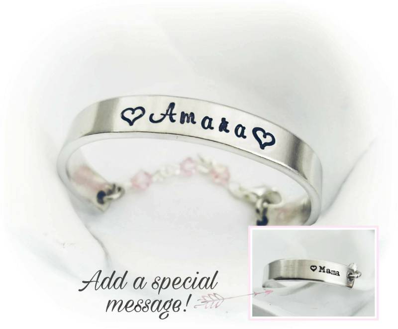 Personalisiertes Baby Namensarmband Neugeborenen Andenken, Individuelle Kindermanschette von PaytonLeighTreasures