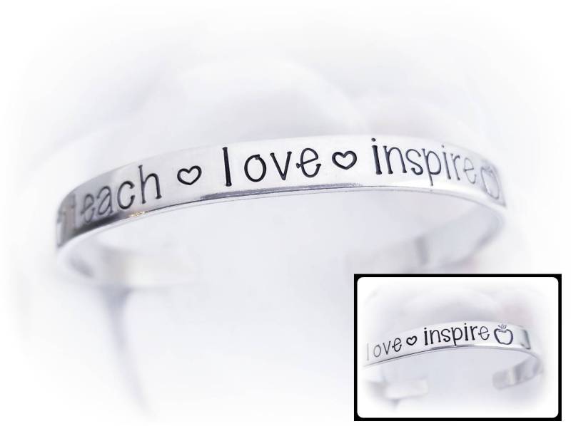Lehrer Geschenk - Teach Love Inspire Manschette Armband Vorschul Weihnachtsgeschenk Kindergarten Schmuck Silber Apfel von PaytonLeighTreasures