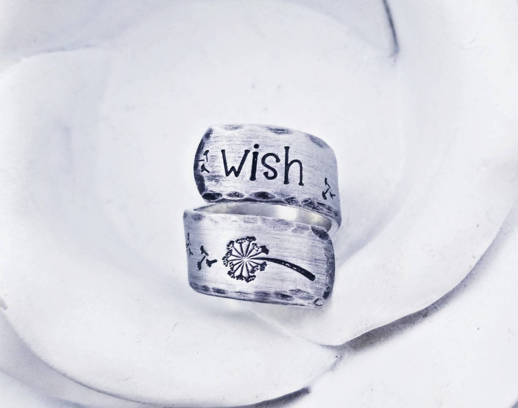 Handgestempelter Löwenzahn-Wunschring Hypoallergene Aluminium-Spiralverpackung von PaytonLeighTreasures