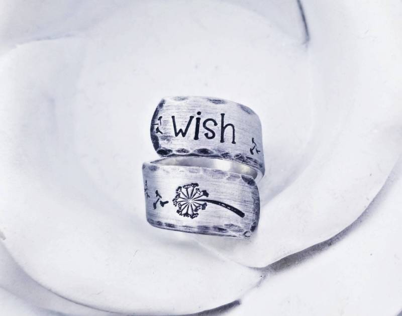 Handgestempelter Löwenzahn-Wunschring Hypoallergene Aluminium-Spiralverpackung von PaytonLeighTreasures