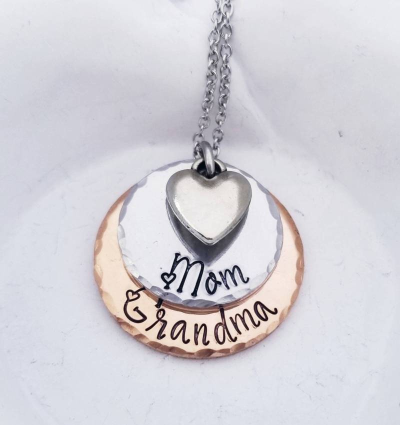 Halskette Für Mutter Und Oma Anhänger Aus Gehämmertem Metallgemisch von PaytonLeighTreasures