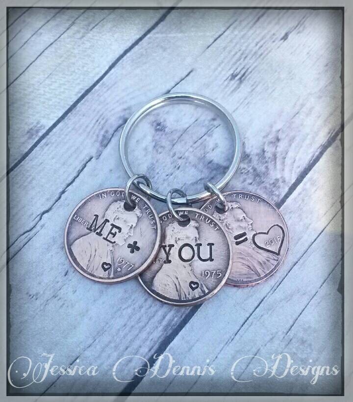 Me + You = Liebe Paar-Schlüsselanhänger Penny-Schlüsselanhänger Geburtsjahr Von Mann Und Frau Hochzeits - Oder Jahrestagsjahr Hand Gestempelt von PaytonLeighTreasures