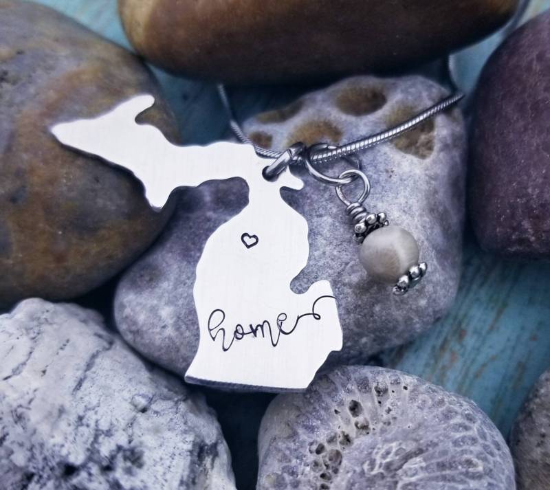 Handgestempelte Michigan-Halskette Petoskey-steinakzent, Personalisierter Heimatstaat-Anhänger Handgestempelte Michigan-Halskette Petoskey-steinakzent, Personalisierter Heimatstaat-Anhänger von PaytonLeighTreasures