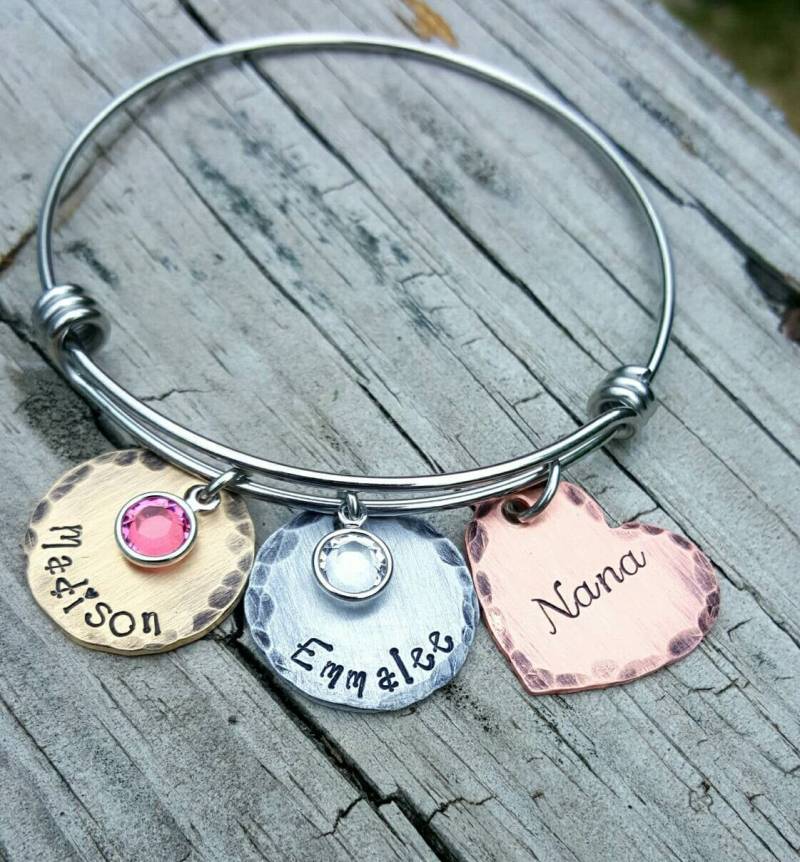 Handgestempeltes Nana-Armband Gemischte Metalle, Geburtssteine, Personalisierter Armreif Handgestempeltes Nana-Armband Gemischte Metalle, Geburtssteine, Personalisierter Armreif von PaytonLeighTreasures