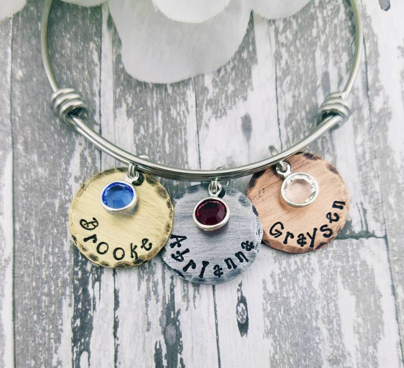 Rustikaler Geburtsstein Armband Mixed Metall Personalisierter Name Disc Armreif von PaytonLeighTreasures