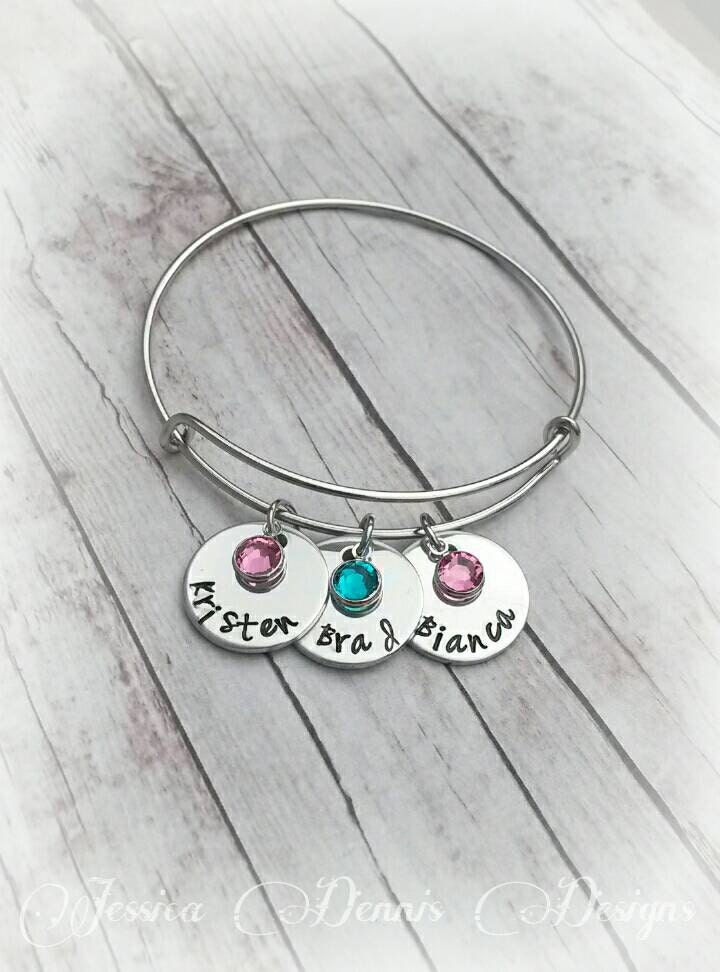 Handgestempelter Name Armreif Personalisiertes Birthstone Armband von PaytonLeighTreasures