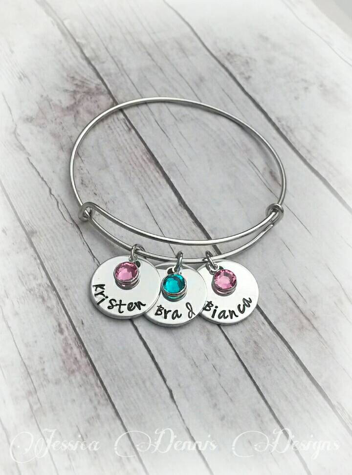 Handgestempelter Name Armreif Personalisiertes Birthstone Armband von PaytonLeighTreasures