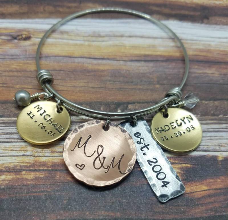 Personalisierte Mixed Metals Armreif Handgestempelte Geburtstagsdaten von PaytonLeighTreasures