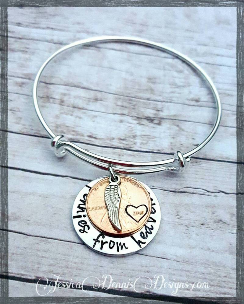 Pennies From Heaven Armband Handgestempelter Engelsflügel Anhänger von PaytonLeighTreasures