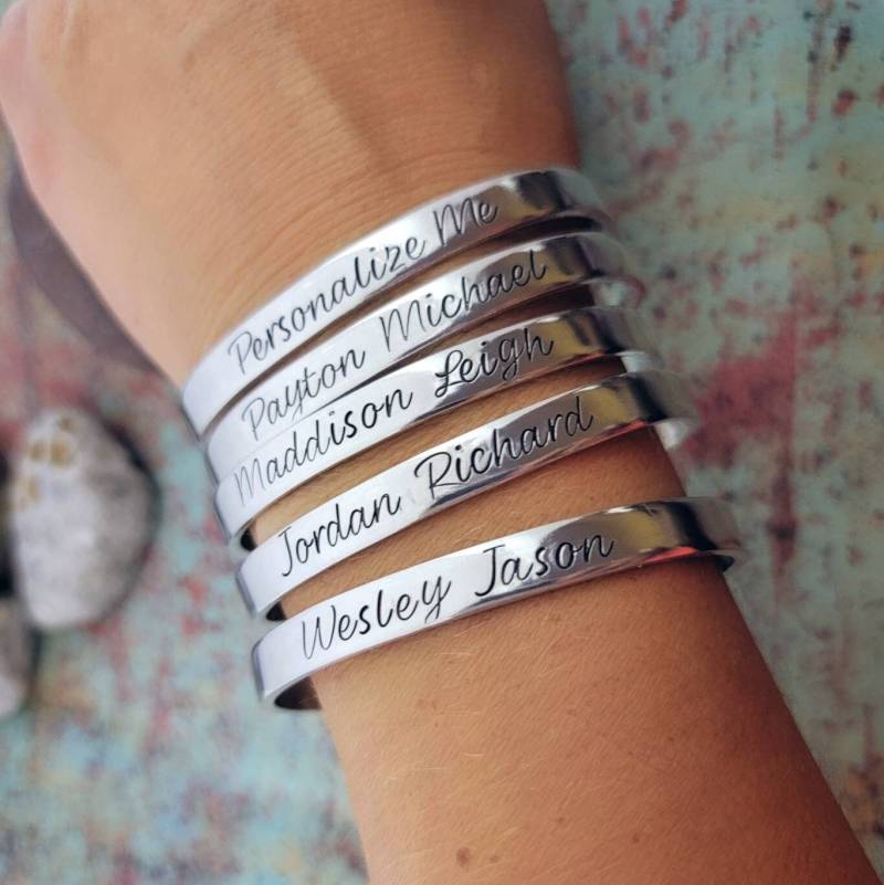 Personalisiertes Armband Name Manschette Stiefmutter Geschenk Mutter Der Braut Des Bräutigams Bonus Mama Muttertag Geschenke Für Sie von PaytonLeighTreasures