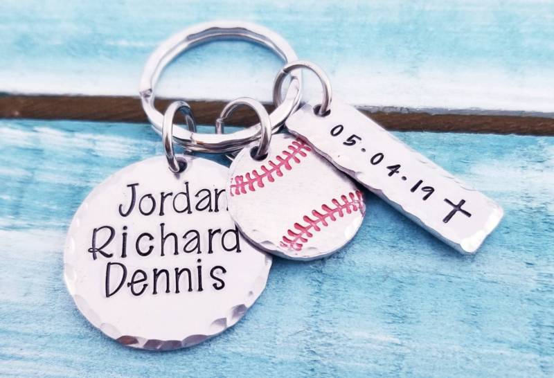 Personalisierter Baseball Schlüsselanhänger Geschenk Zur Taufe Für Jungen, Name & Datum von PaytonLeighTreasures