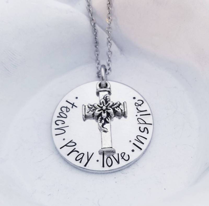 Religiöser Lehrer Geschenk - Christlicher Schullehrer Teach Beten Liebe Inspirieren Halskette Schmuck Silber Kreuz Jugend Pastor von PaytonLeighTreasures