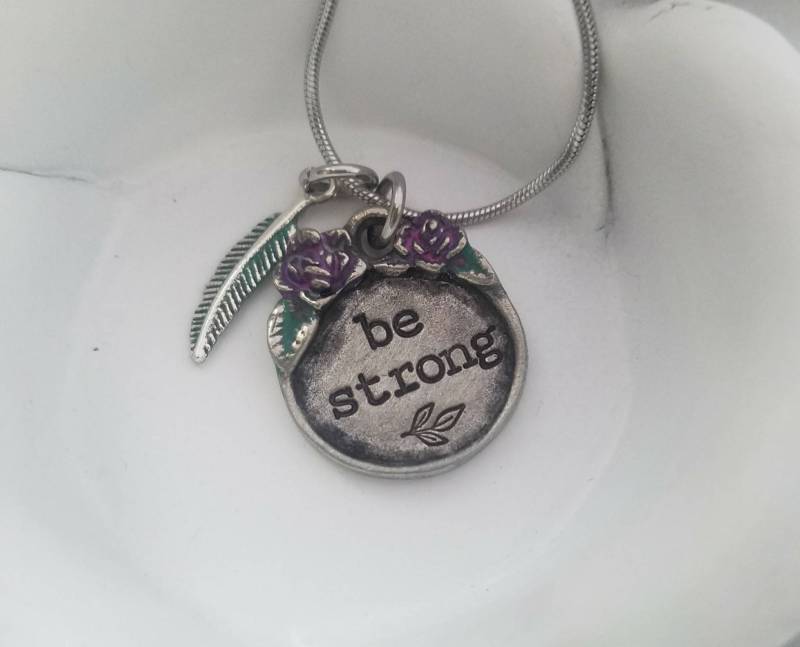 Rustikale Zinn "Be Strong" Halskette Feder & Rose Boho Schmuck." von PaytonLeighTreasures