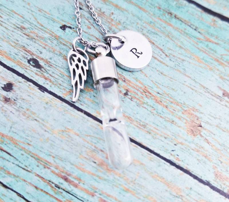 Sanduhr-Keramik-Halskette Edelstahl-Engelsflügel-Denkmalschmuck von PaytonLeighTreasures