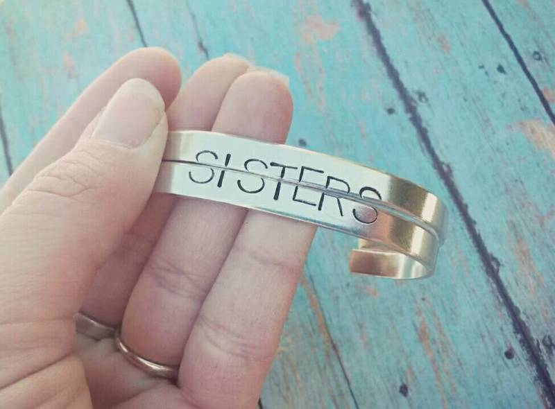 Set Mit 2 Hand Gestempelten Schwestern Manschetten Armbänder - Beste Freundinnen Best Btches Besties Individuell Angefertigt Personalisieren von PaytonLeighTreasures