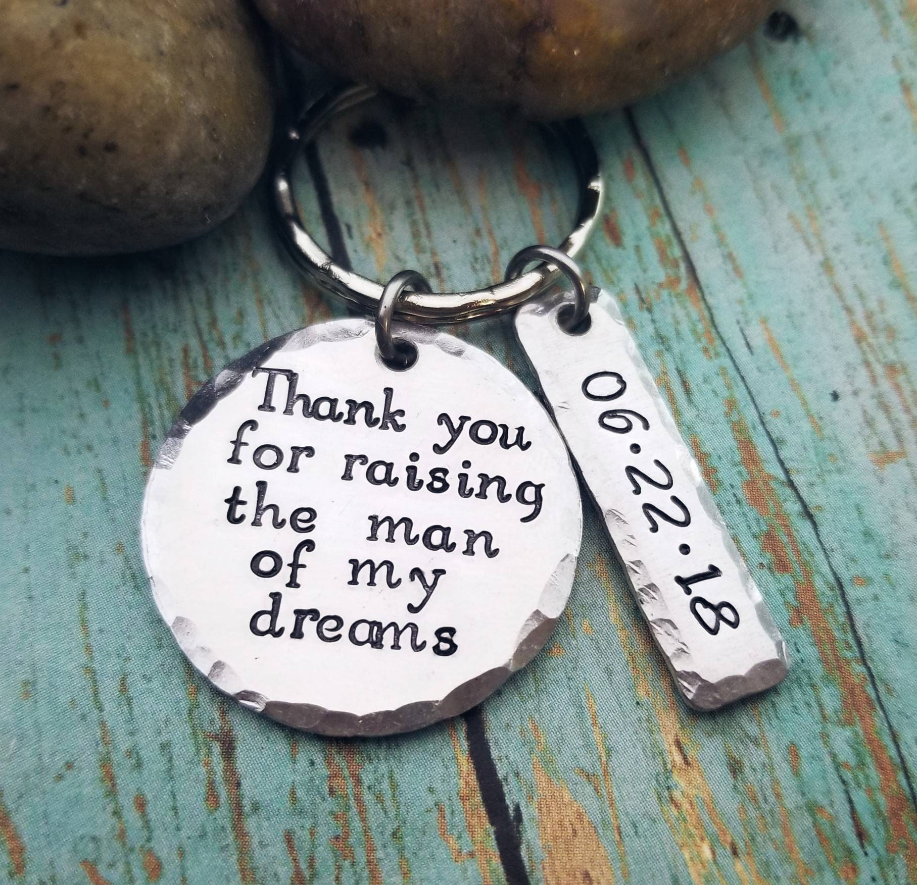 Handgestempelte Mutter Des Bräutigams Schlüsselbund Personalisiertes Hochzeitsdatum von PaytonLeighTreasures