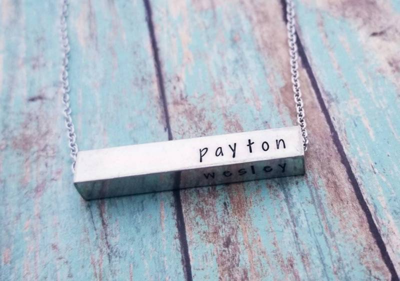 Handgestempelte Zinn Bar Halskette Personalisierte Kindernamen, Mom Halskette von PaytonLeighTreasures