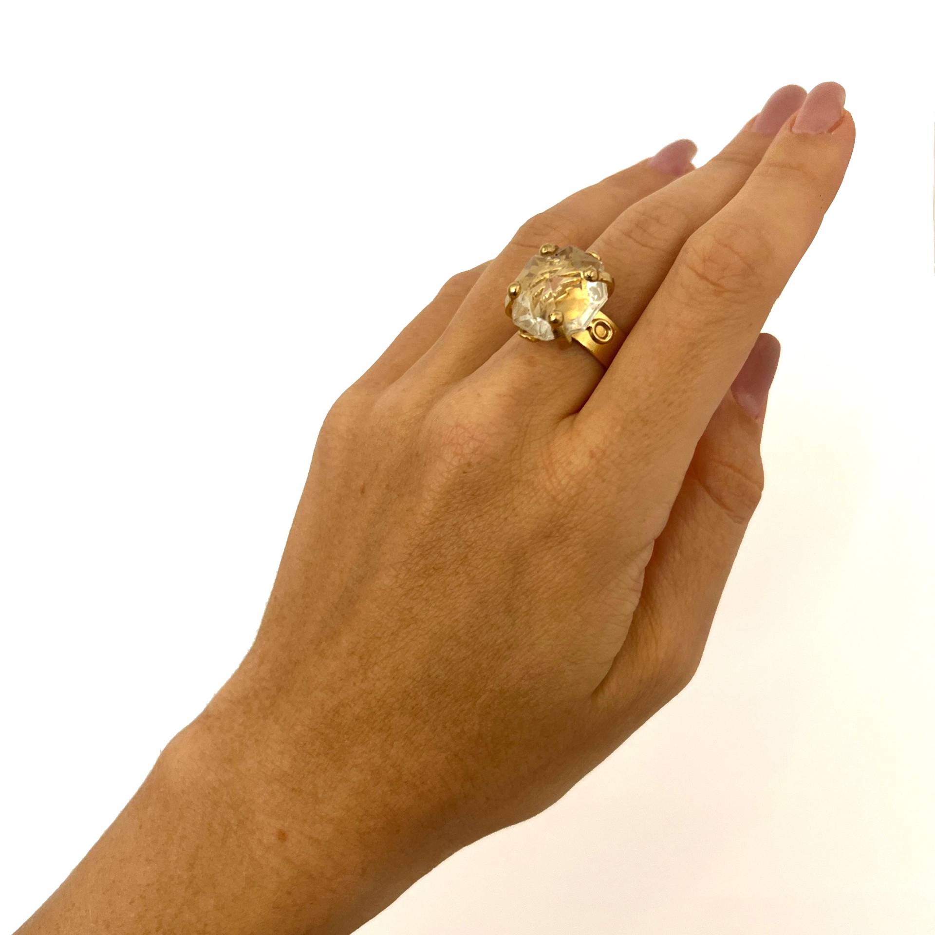 Goldener Kristall-Cocktailring Verstellbar Vintage Glamour von PazitKeidarDesign