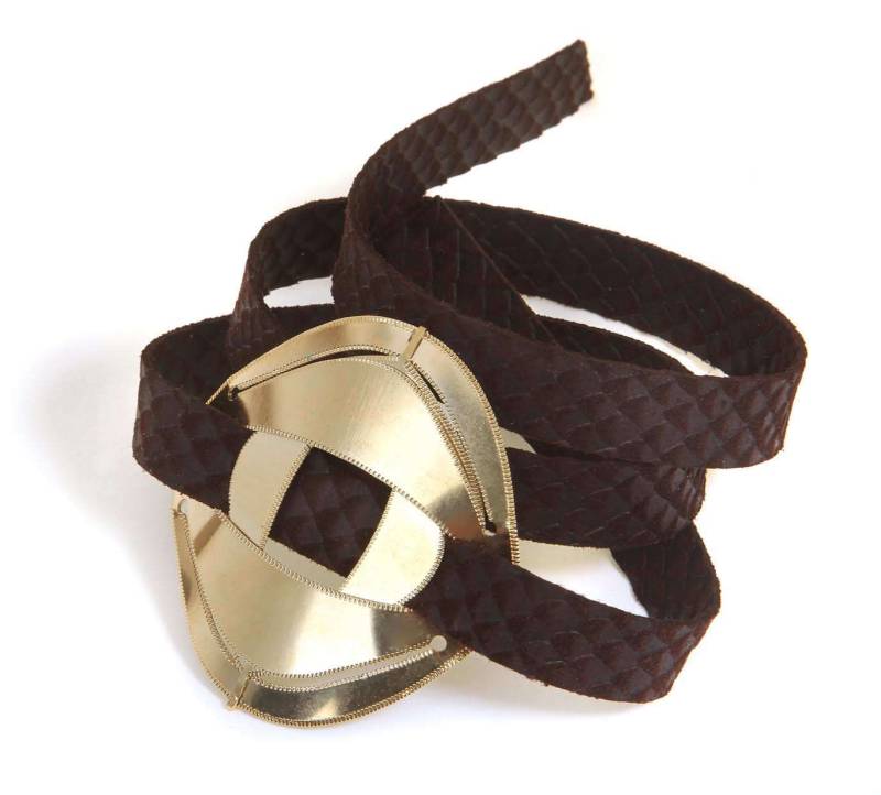 Handgefertigtes Wickelarmband 24K Vergoldet Rundes Modernes Medaillen Design, Statement Schmuck von PazitKeidarDesign