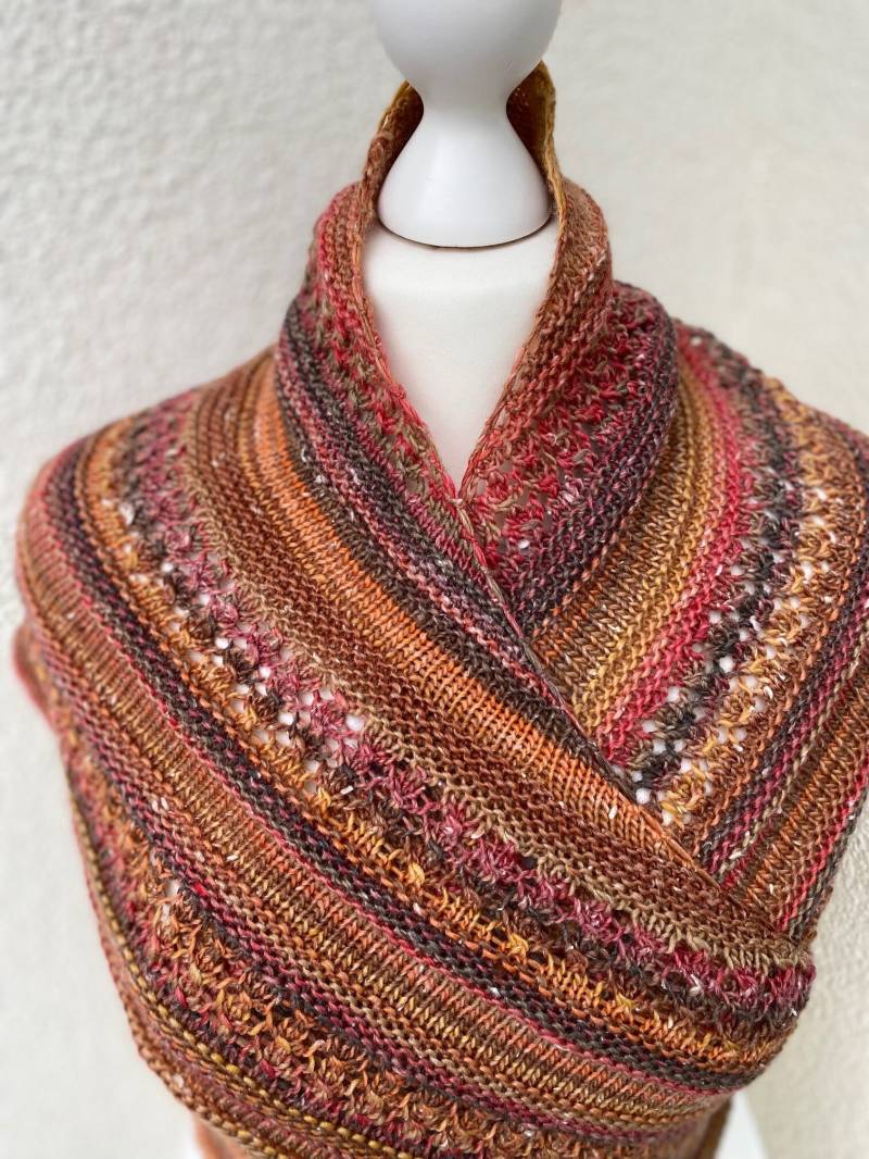 Halbmond- Tuch - Herbst Handgestricktes Ca. 170 cm Lang Und 36 Hoch von PeLieSelbstGemacht